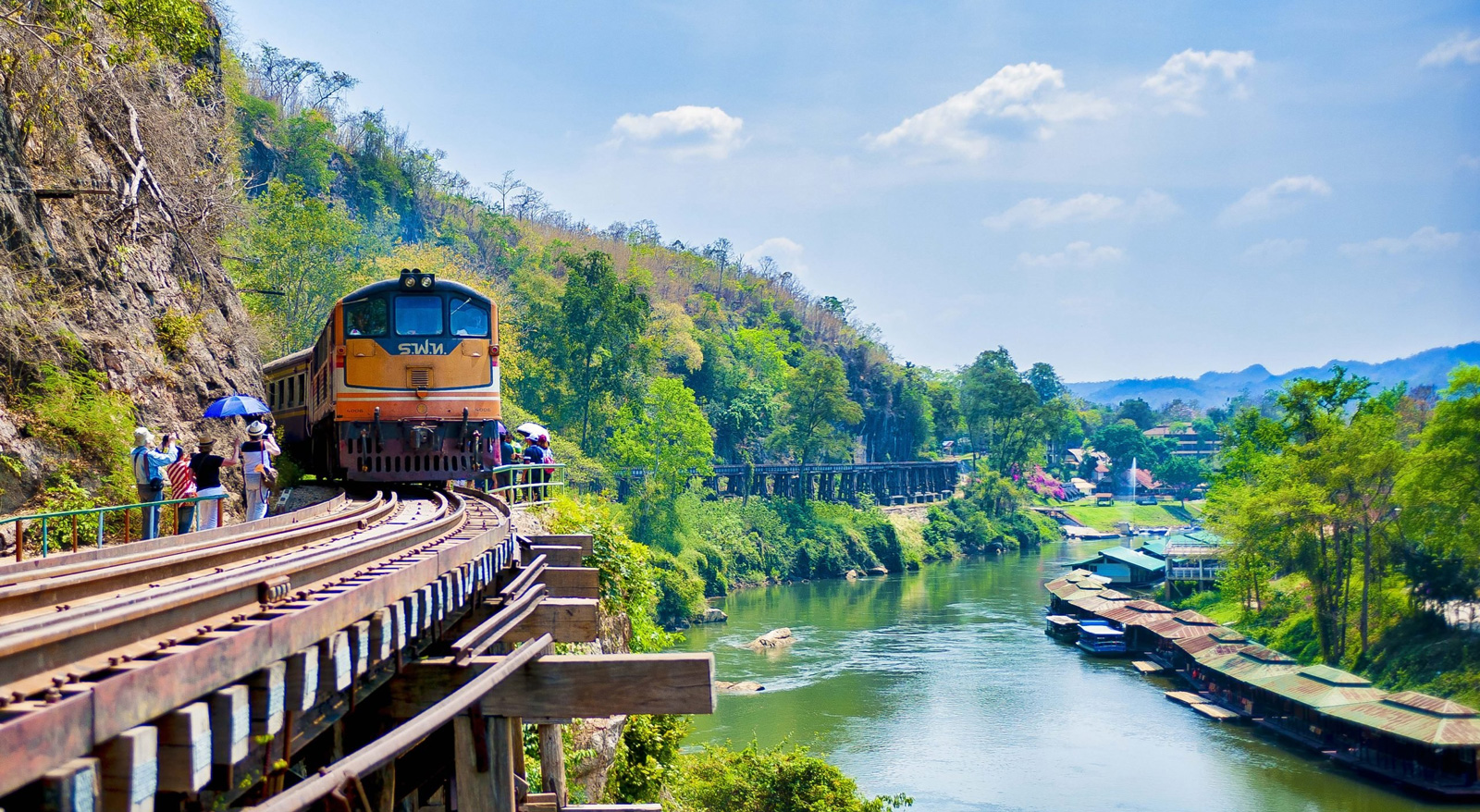 Día 3: Bangkok - Kanchanaburi - Excursión de día completo al "Ferrocarril de la Muerte" y al Puente sobre el Río Kwai (D/A)