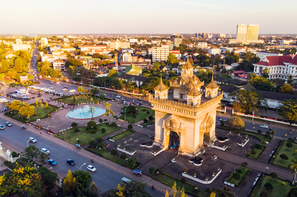 Día 18: Hanoi - Vientiane (D/A) 