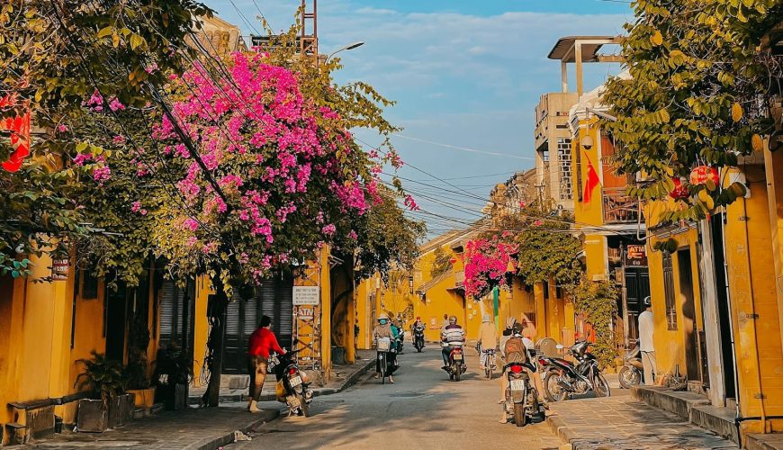 Experimente los secretos de la antigua ciudad en un viaje privado a Hoi An 2025