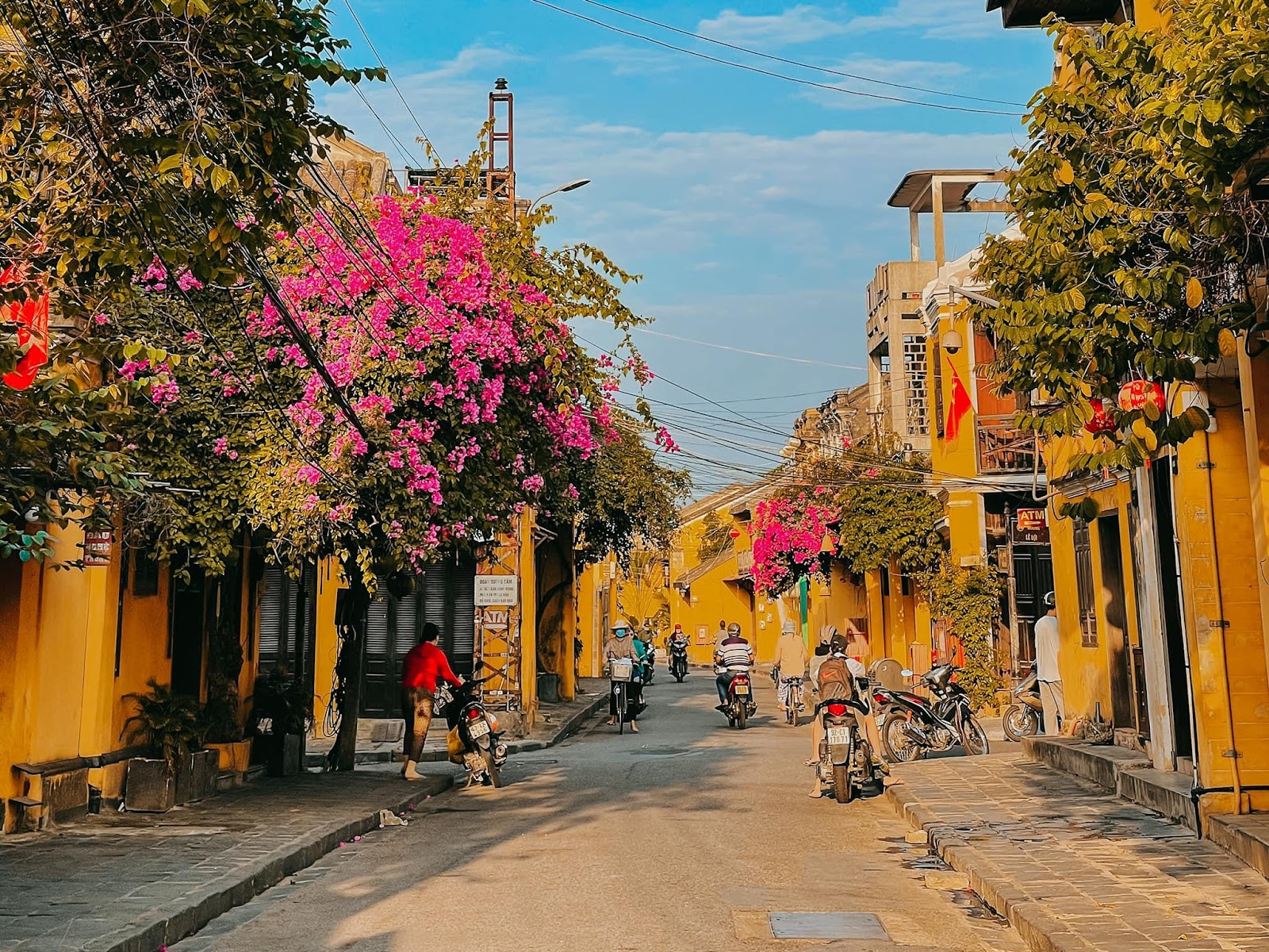 Experimente los secretos de la antigua ciudad en un viaje privado a Hoi An 2025